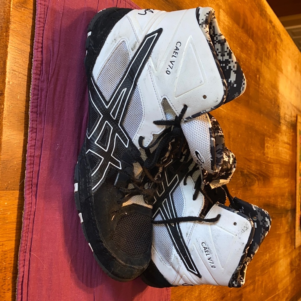 ASICS Cael V 7.0 Wrestling shoes.
